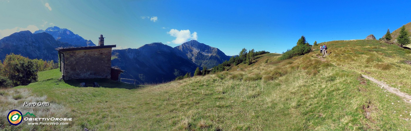 09 Al Roccolo del Tino (1870 m) sul Monte Campo con Arera a sx e Menna a dx.jpg